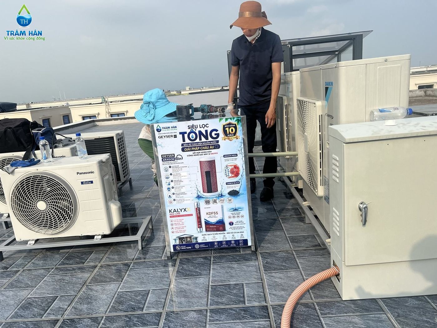 Kỹ thuật viên hoàn thiện tủ Siêu lọc tổng Geyser