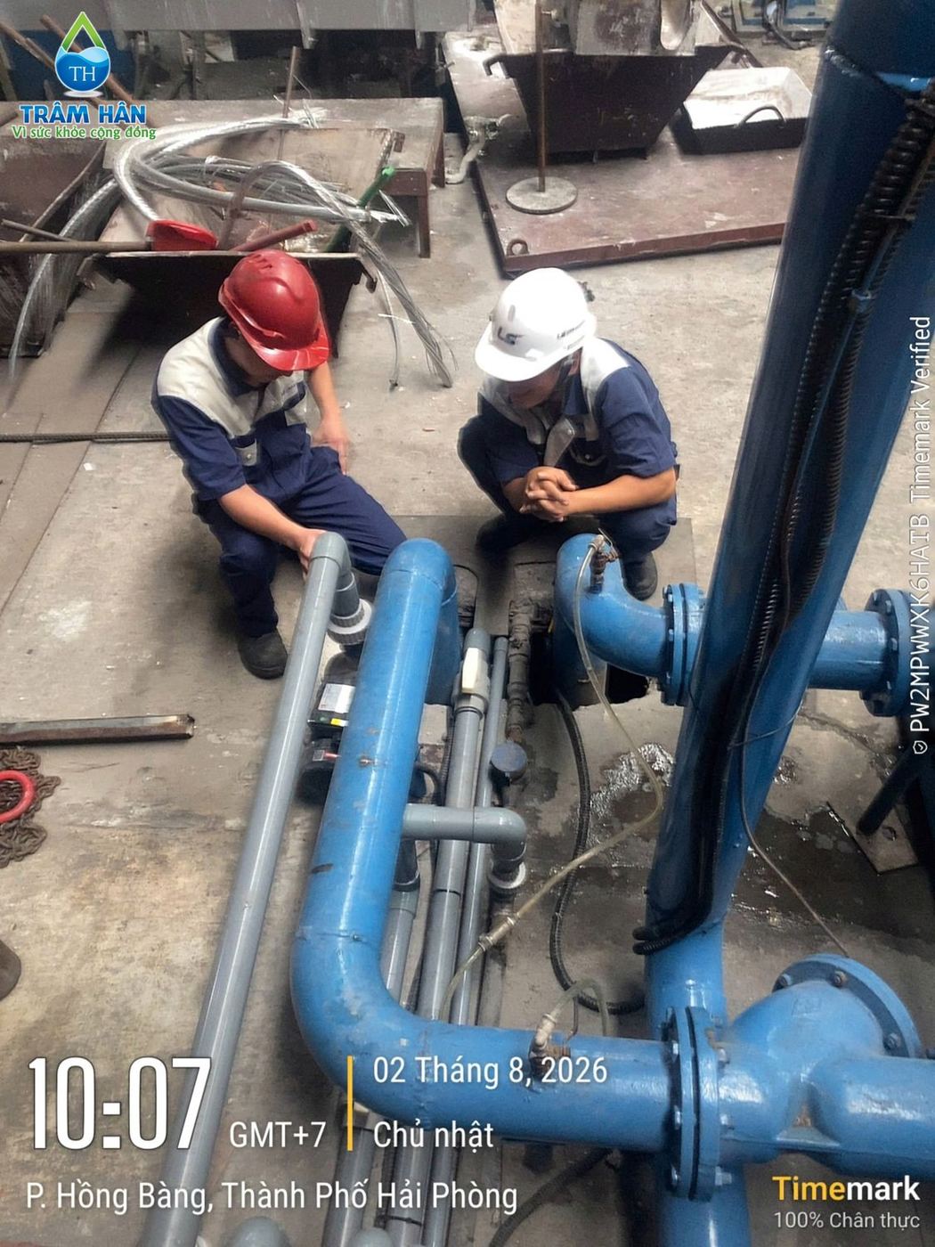 Cùng kỹ sư nhà máy kiểm tra đường ống nước làm mát – LS Cab Vina