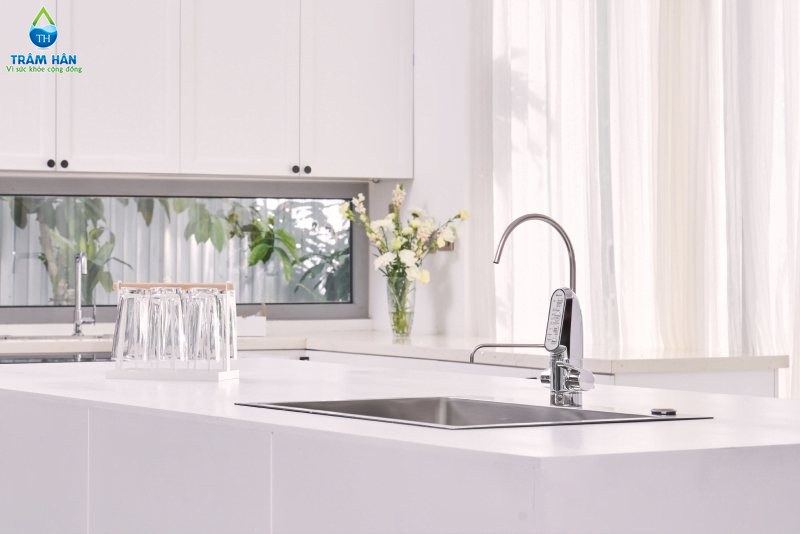 Vòi điện giải âm tủ cho bếp hiện đại