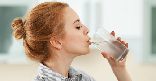 Uống nước sau khi thức dậy là thói quen nên được duy trì. 